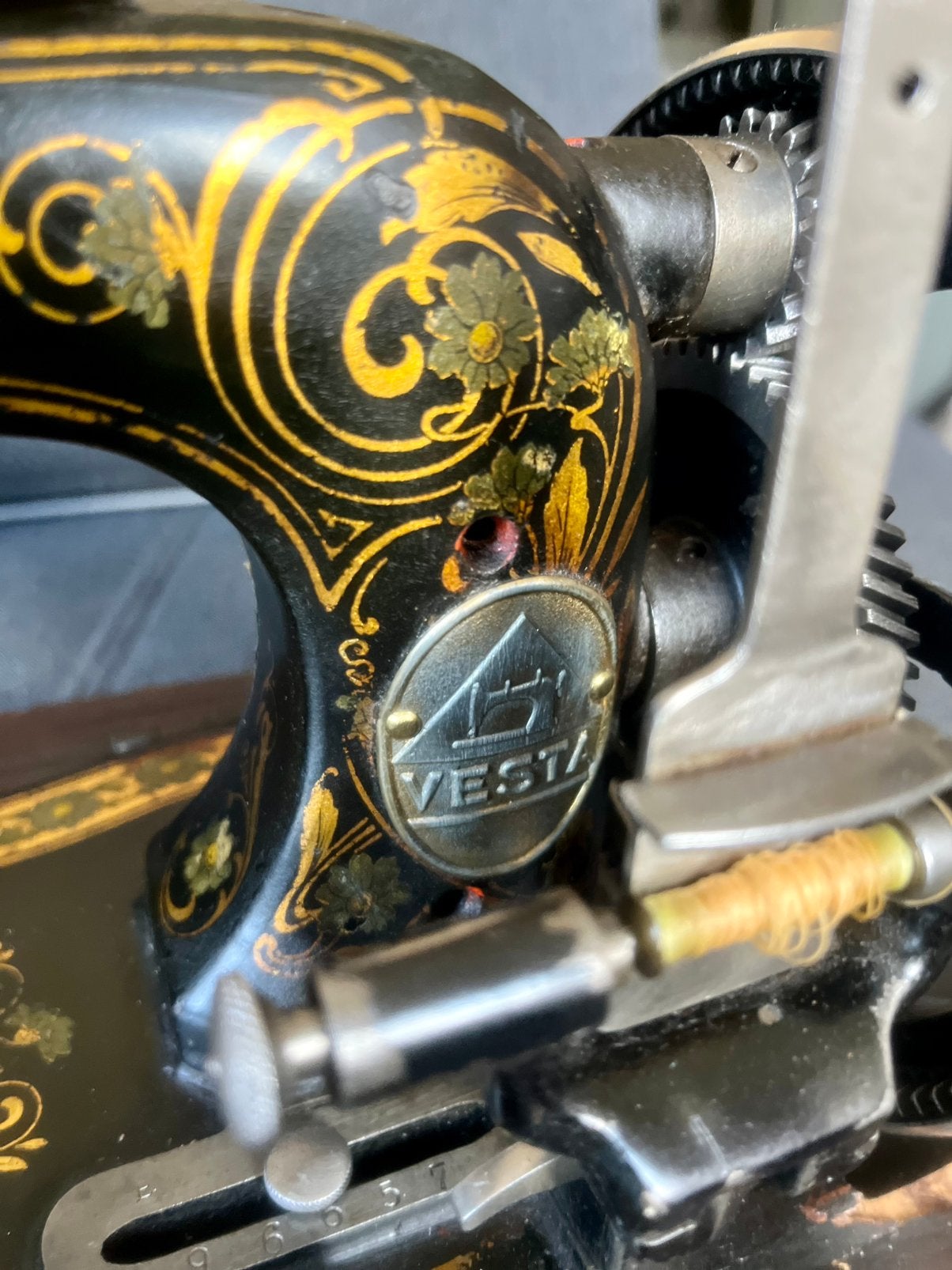 Werkende antieke Vesta naaimachine (ca. 1890-1910), Ophalen