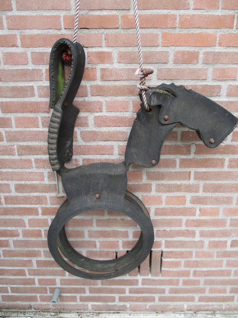 Schommel, in de vorm van een paard,gemaakt van autobanden., Antiek en Kunst, Ophalen