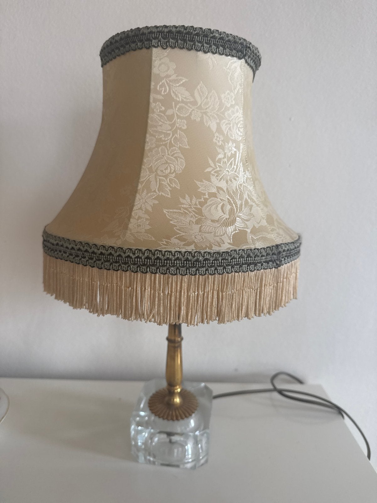 Vintage tafellamp met kwastjes en glazen voet, Ophalen