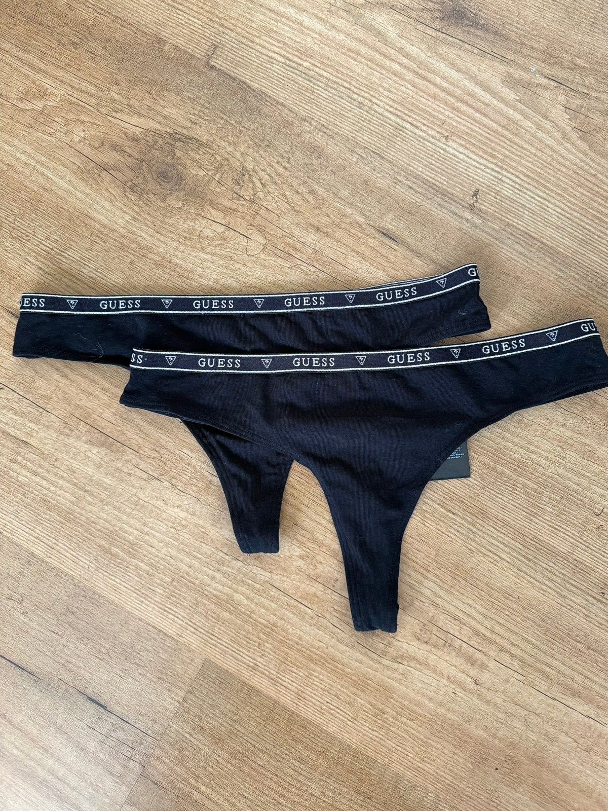 Set van 2 nieuwe strings van Guess zwart maat M, Kleding | Dames, Ophalen of Verzenden, Zwart, String