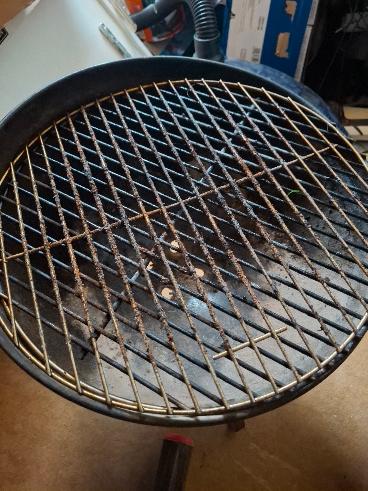 Gratis af te halen: Kleine Weber barbecue (roosters vies/oud, Tuin en Terras, Ophalen, Gebruikt, Weber