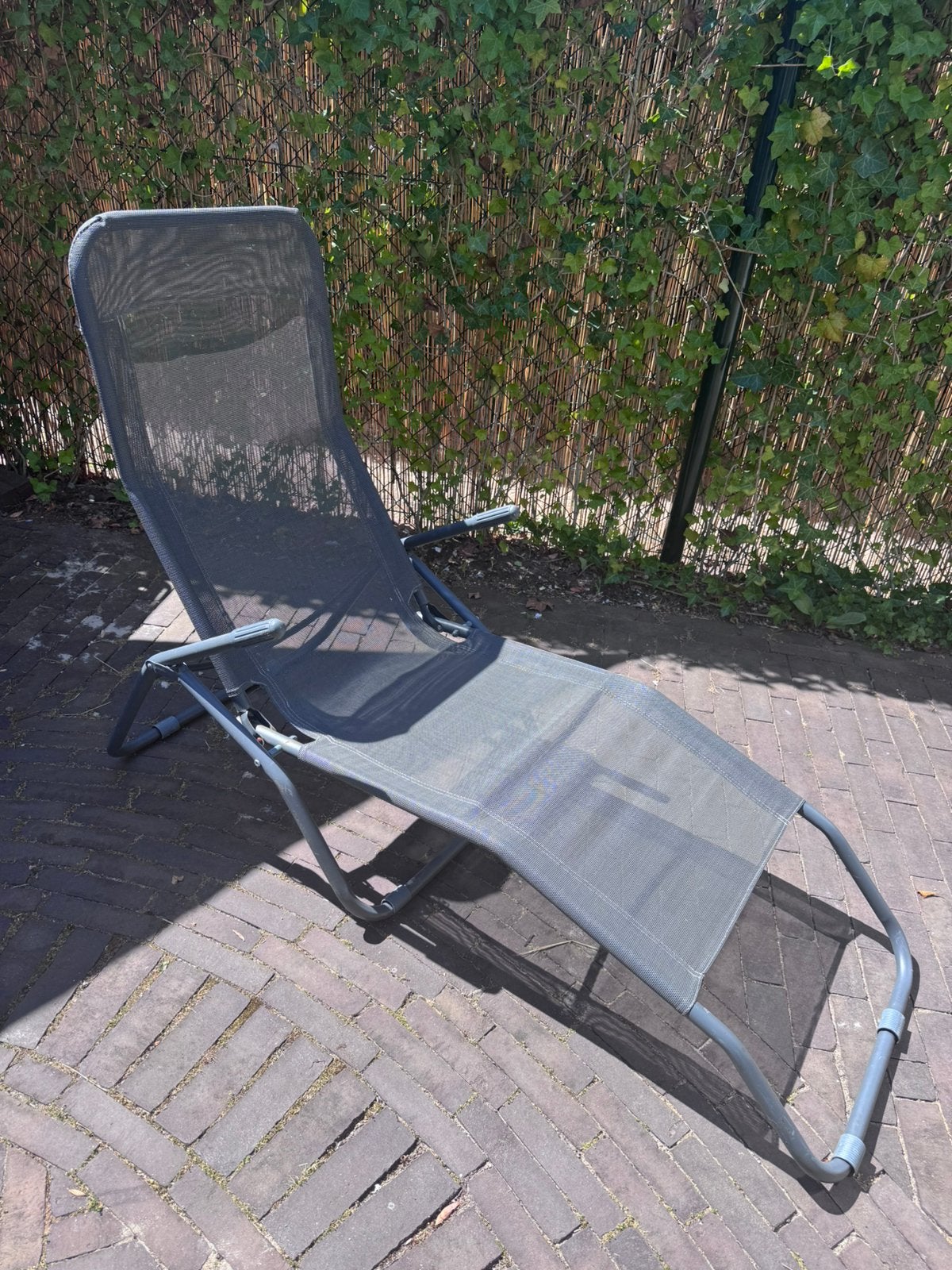 Gratis lounge ligstoel voor buiten, Tuin en Terras, Ligbedden, Ophalen, Gebruikt, Kunststof