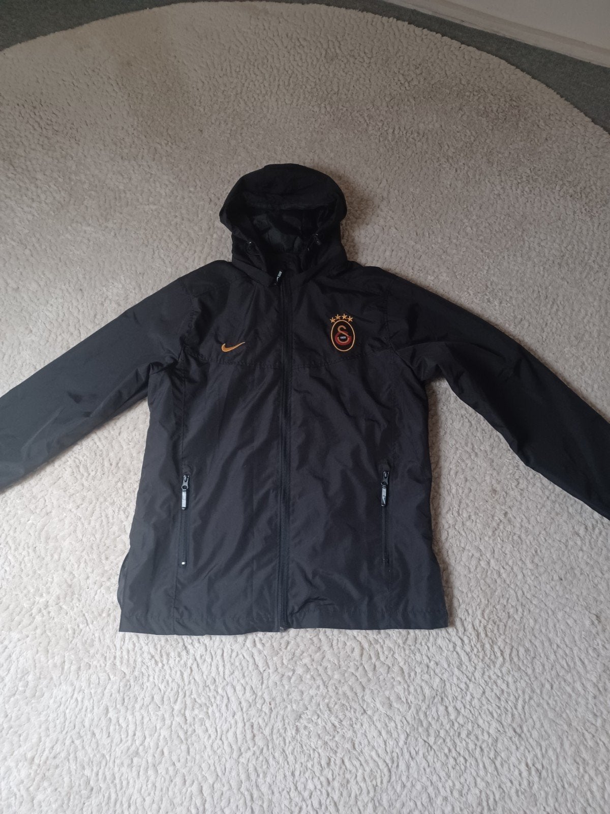 Nieuwe Nike Galatasaray regenjas maat L.
Kleur zwart. Kan vo, Maat 52/54 (L), Zwart, Nike, Nieuw