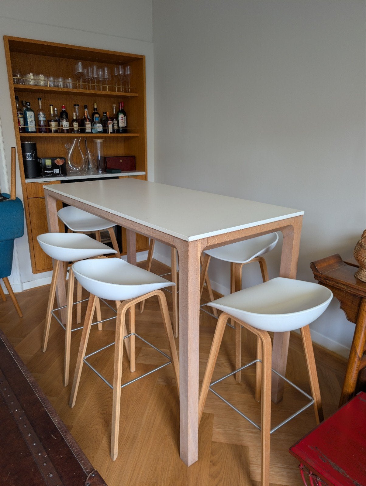 Bar table and 6 Hay stools, Ophalen, Gebruikt