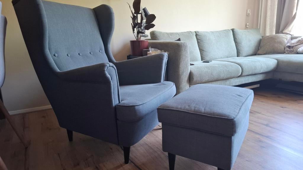 IKEA Strandmon stoel met poef - Grijs, Huis en Inrichting, Ophalen, Modern, Scandinavisch, 75 tot 100 cm, Zo goed als nieuw