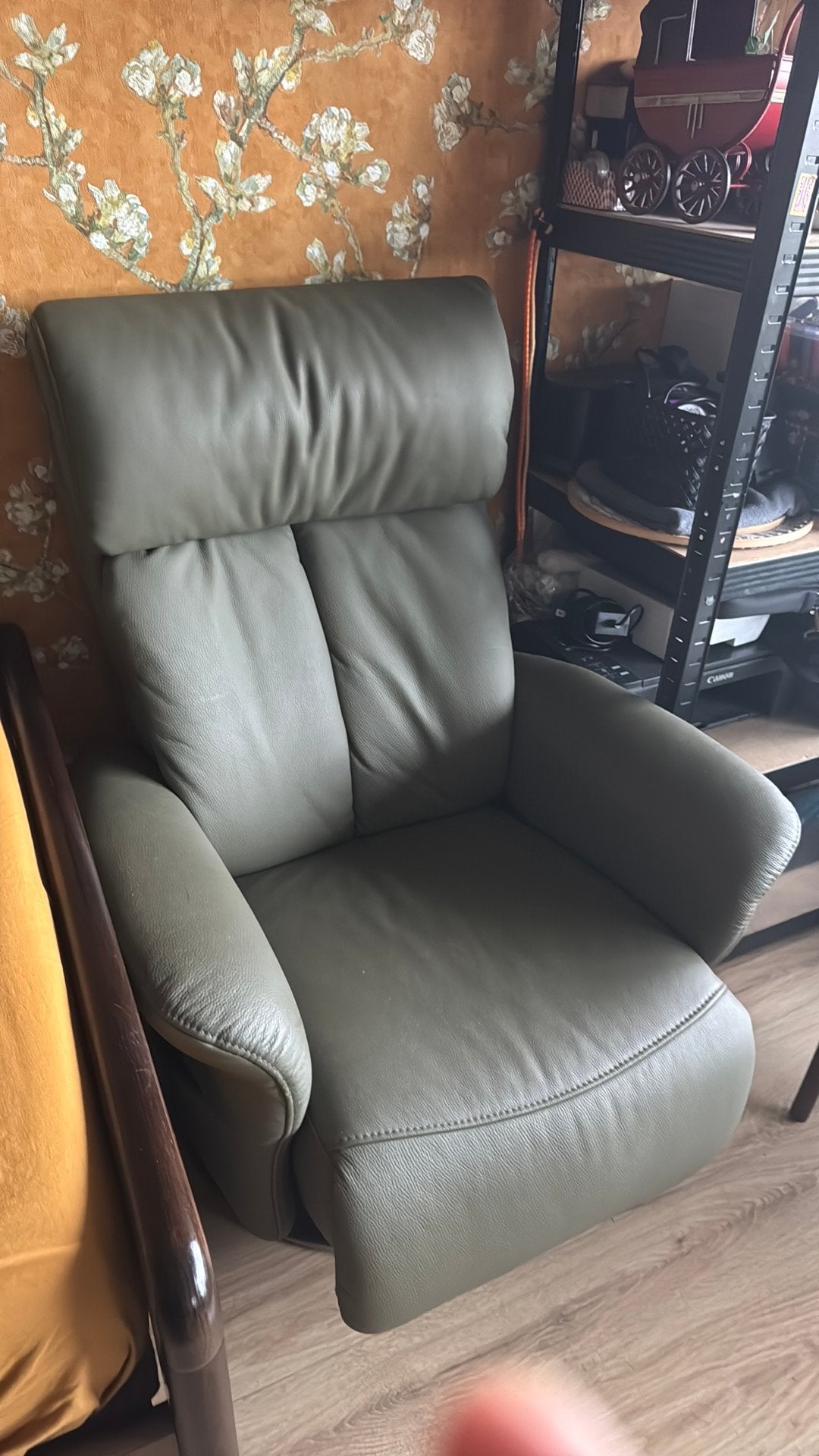 Tekoop nieuwe groene leren sta-op stoel, 75 tot 100 cm, Ophalen of Verzenden, Zo goed als nieuw, Stoel gebouwd door meubelzorg 4300 euro bon aanwezig. .
