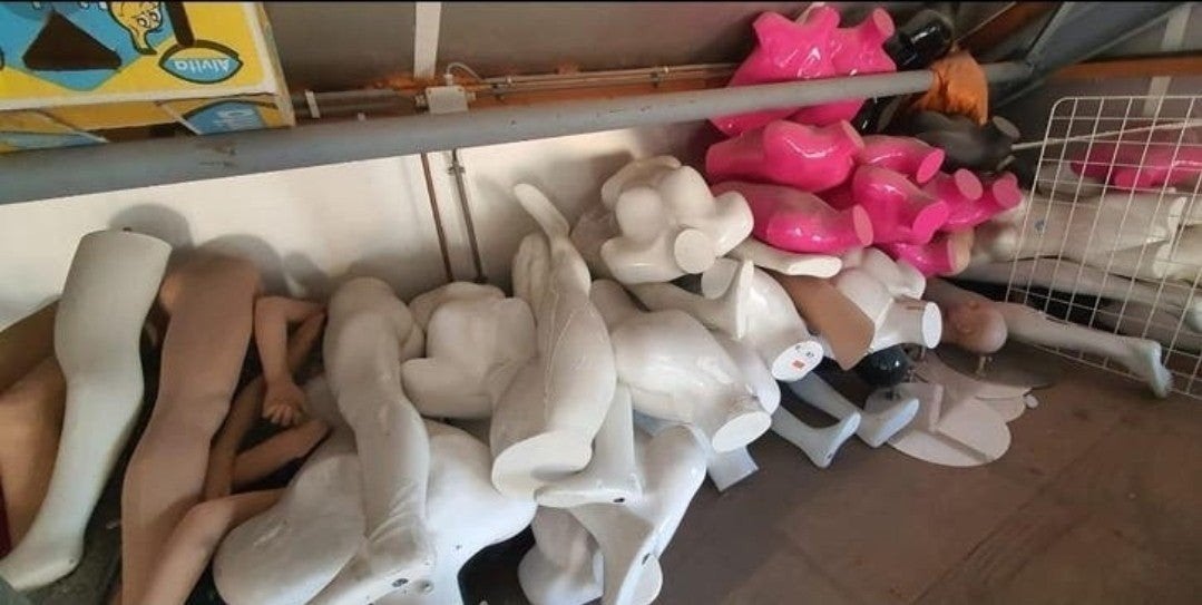 Partij paspoppen man vrouw kind en torso's moet weg, Ophalen of Verzenden