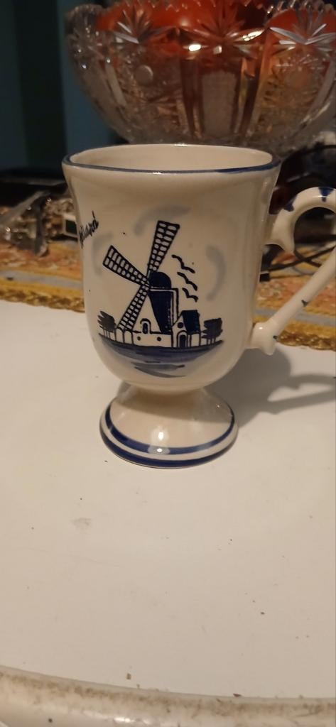 Delfts blauwe beker met molen en bloemmotief, Ophalen of Verzenden