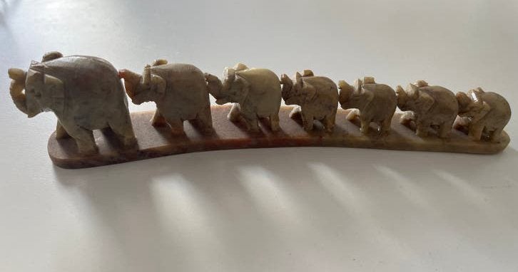 Decoratieve olifantenrij van steen, Ophalen of Verzenden, Gebruikt, Dier