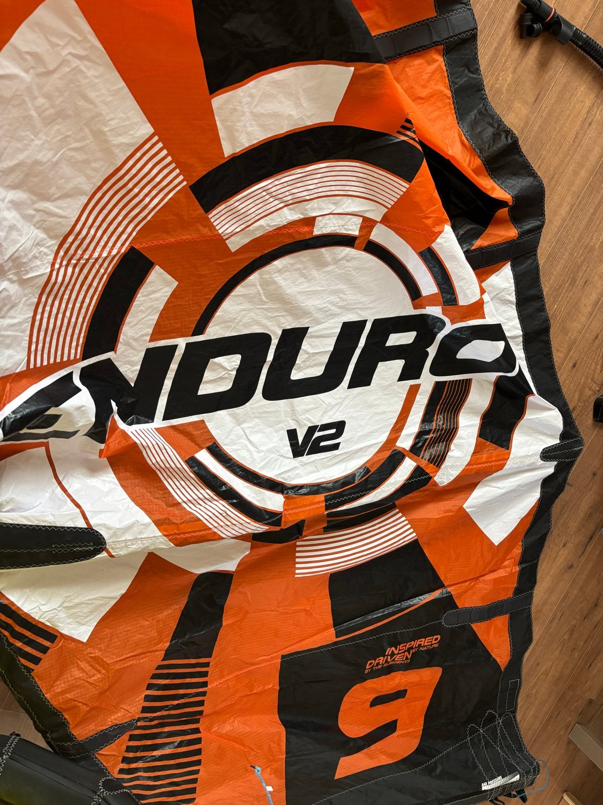 Ozone Enduro V2 9m2 - Goede staat, 1 ventiel reparatie nodig, Watersport en Boten, Gebruikt, 9 m², Geen board, Ophalen of Verzenden
