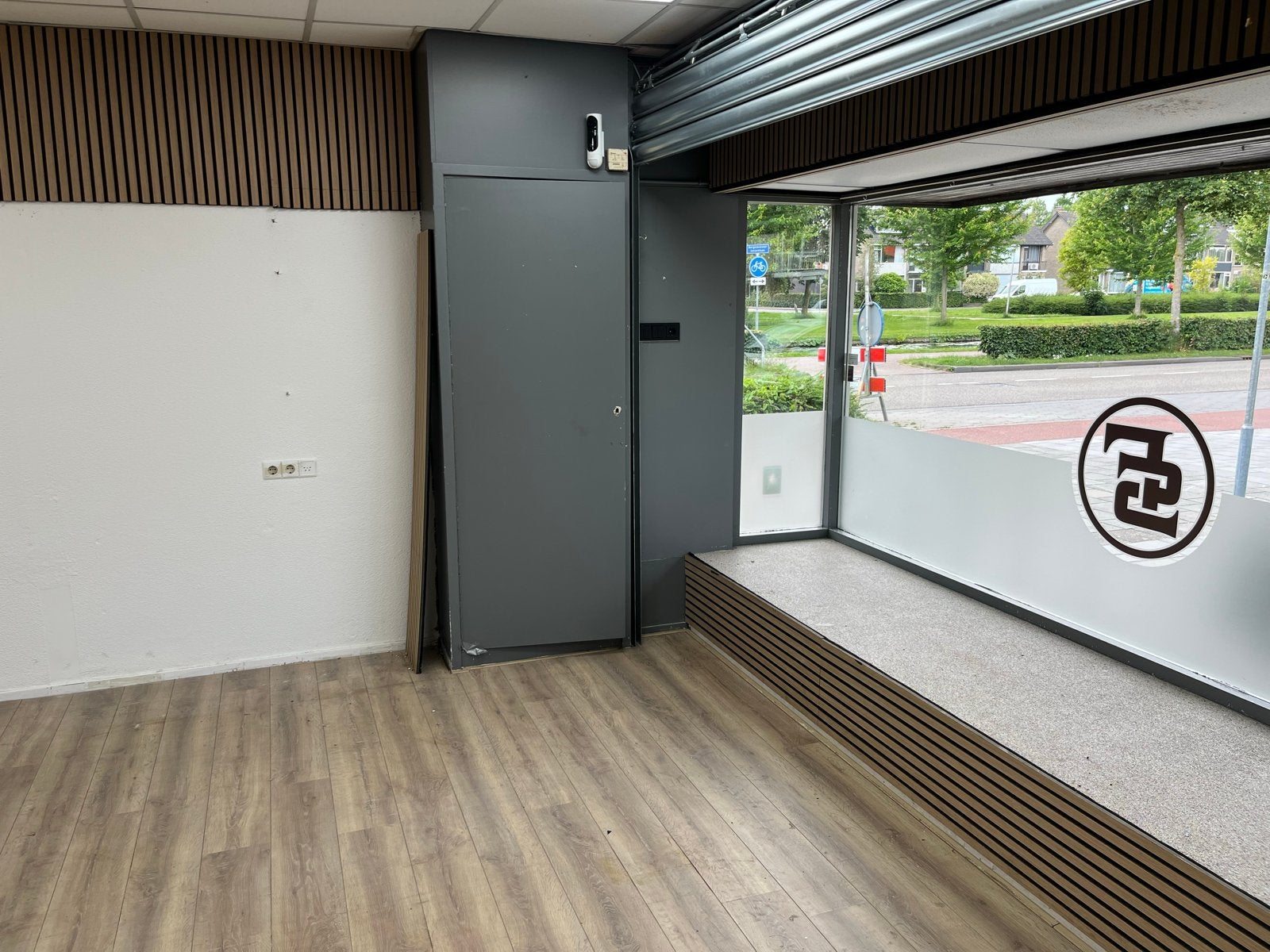 Veelzijdig hoekpand in Zwijndrecht met uitstekende zichtbaar, 40 m², Huur, Winkelruimte