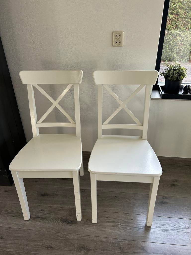 2 witte stoelen, Ophalen, Zo goed als nieuw, Wit