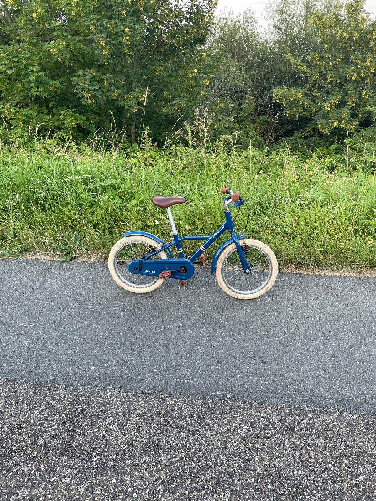 Blauwe kinderfiets met 16 inch wielen, Ophalen of Verzenden, Gebruikt, Velgrem, 16 tot 20 inch