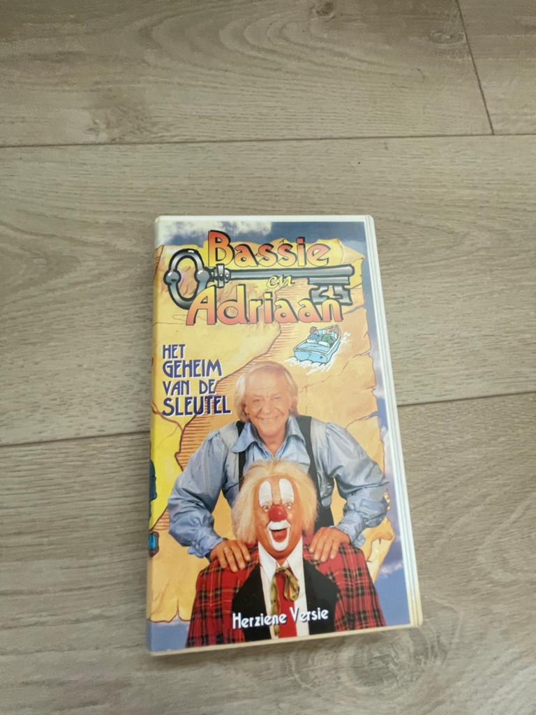 Bassie en Adriaan - Het Geheim van de Sleutel (VHS), Cd's en Dvd's, VHS | Kinderen en Jeugd, Gebruikt, Alle leeftijden, Kinderprogramma's en -films