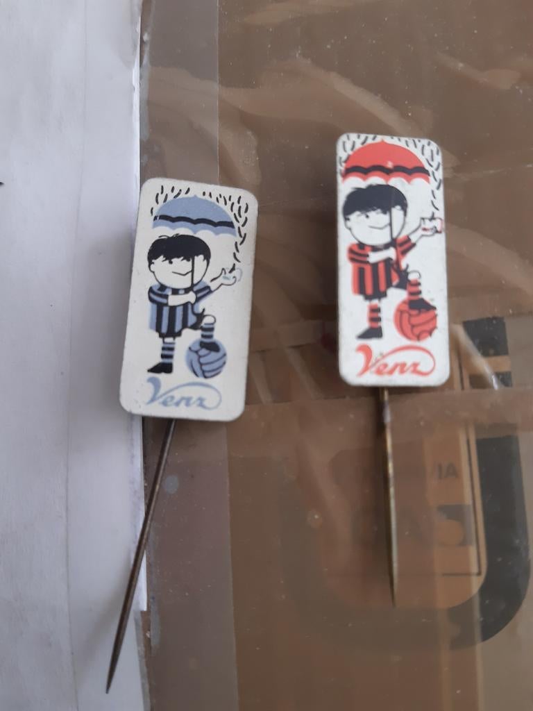 2 speldjes VENZ, Ophalen of Verzenden, Zo goed als nieuw, Merk, Speldje of Pin