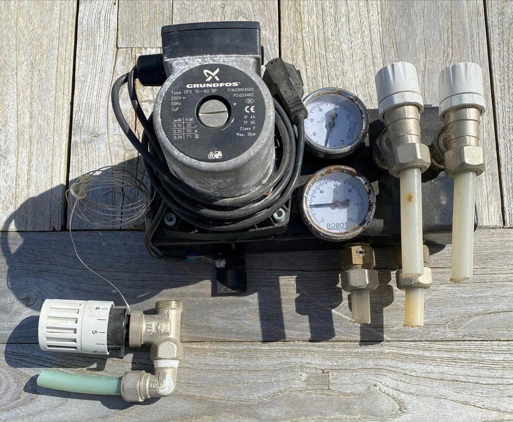 Grundfos UPS 15-40 BP Vloerverwarmingspomp met toebehoren, Doe-het-zelf en Verbouw, Verwarming en Radiatoren, Ophalen of Verzenden