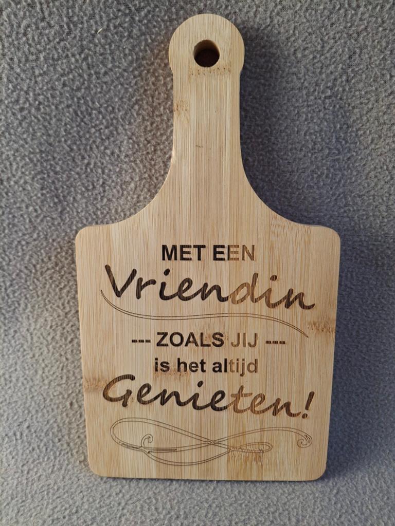 Bamboe borrel/snijplank met tekst, Hout, Snij-/serveerplank, Ophalen of Verzenden, Zo goed als nieuw