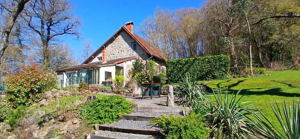 Woonhuis op 1,6 hectare terrein in de Bourgondische Morvan, 180 m², 8 kamers, Frankrijk, Woonhuis