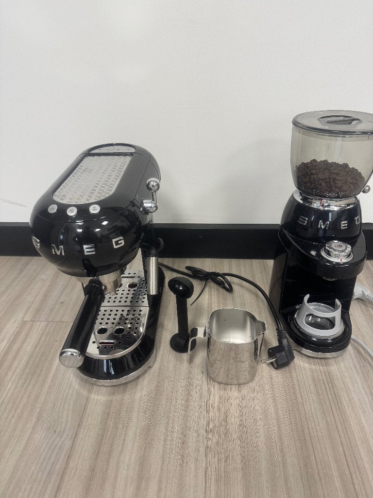 Smeg Espresso Apparaat Zwart + koffiemolen - ZGAN, Witgoed en Apparatuur, Espresso apparaat, Ophalen of Verzenden, Zo goed als nieuw