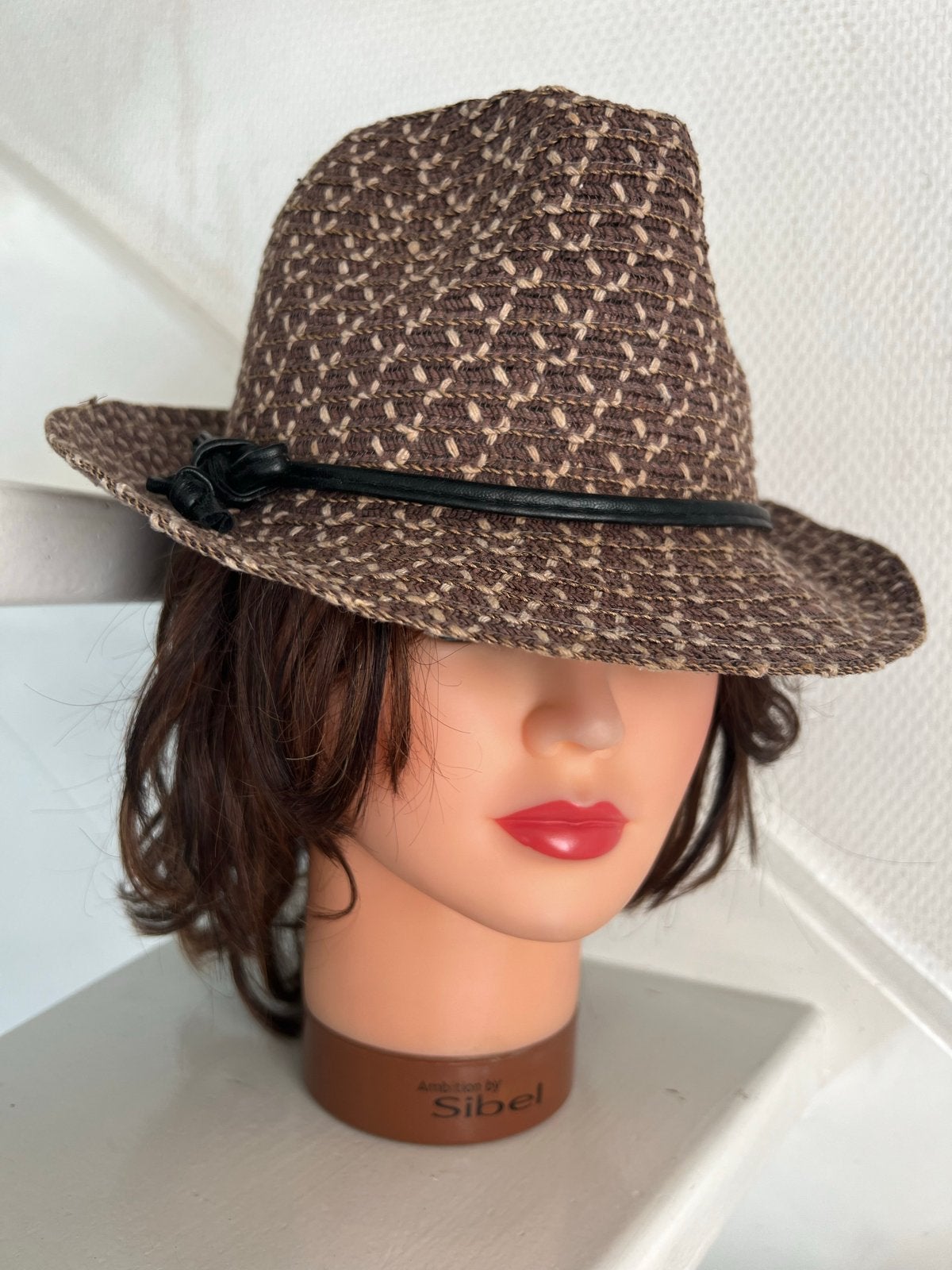 Stijlvolle bruine hoed met patroon en  band, M, Kleding | Dames, Ophalen of Verzenden, Gedragen, One size fits all, Hoed