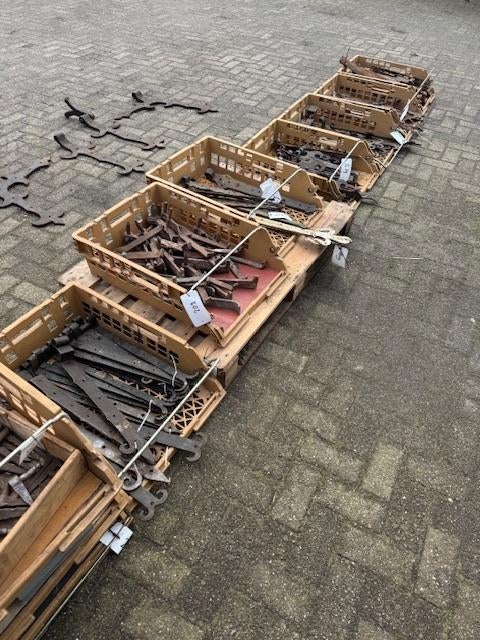 Diverse zware gehengen scharnieren luikbeslag smeedwerk., Doe-het-zelf en Verbouw, Ophalen, Gebruikt, IJzer, Scharnier