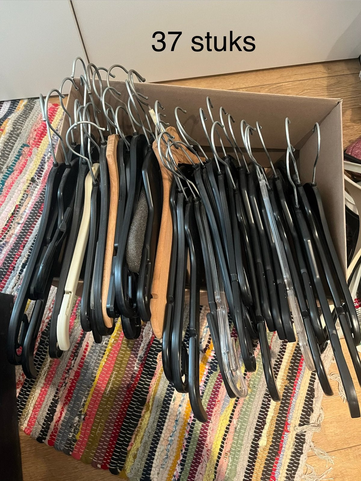Gratis 65 kledinghangers af te halen, Kleding | Dames, Kledinghangers, Ophalen, Gebruikt, Kunststof, Volwassenen