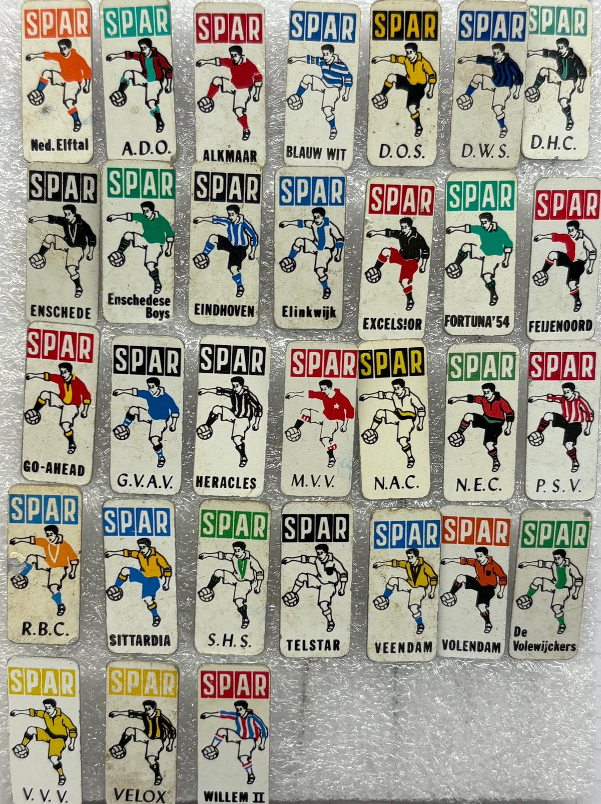 Spar voetbalspeldjes, 31 verschillende (1965), Verzamelen, Speldjes, Pins en Buttons, Verzenden, Zo goed als nieuw, Overige onderwerpen