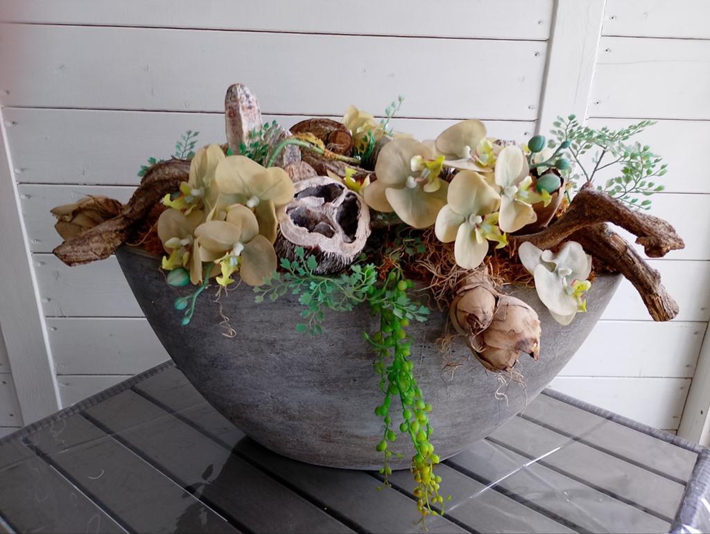 Zware grote pot met opgemaakte bloemstuk, Ophalen