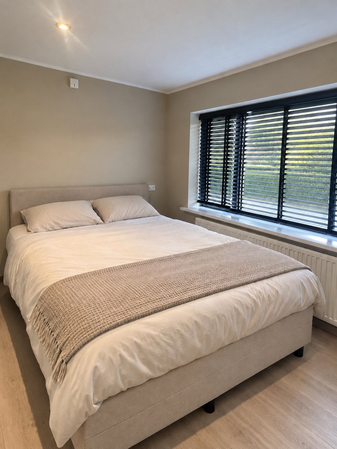 Beige boxspring 140x200 inclusief matras en hoofdbord, Huis en Inrichting, Slaapkamer | Boxsprings, Ophalen, Beige, Tweepersoons