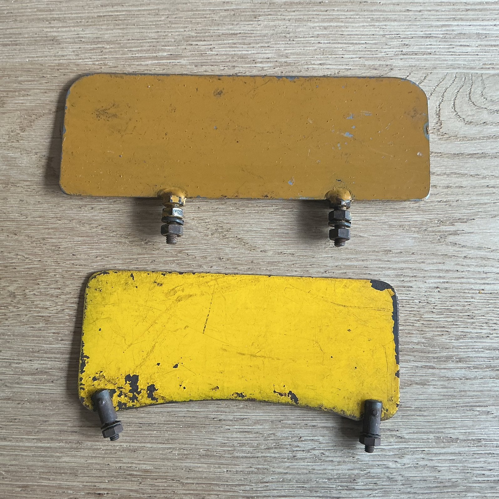 2 ZEER OUDE METALEN GELE PLAATJES 1 AFSTAND 8,2 CM BATAVUS ?, Ophalen of Verzenden, Zo goed als nieuw, Overige merken