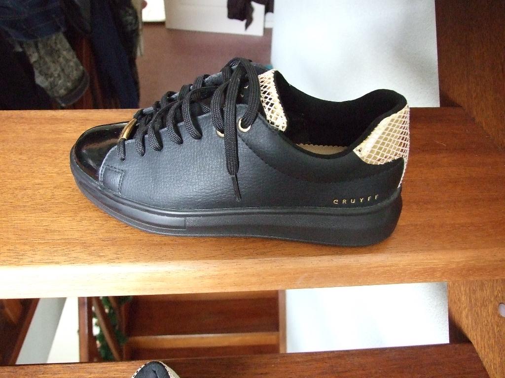 Cruyff nieuwe zwarte sneakers met goudaccent 38, Cruyff, Zwart, Nieuw, Ophalen of Verzenden