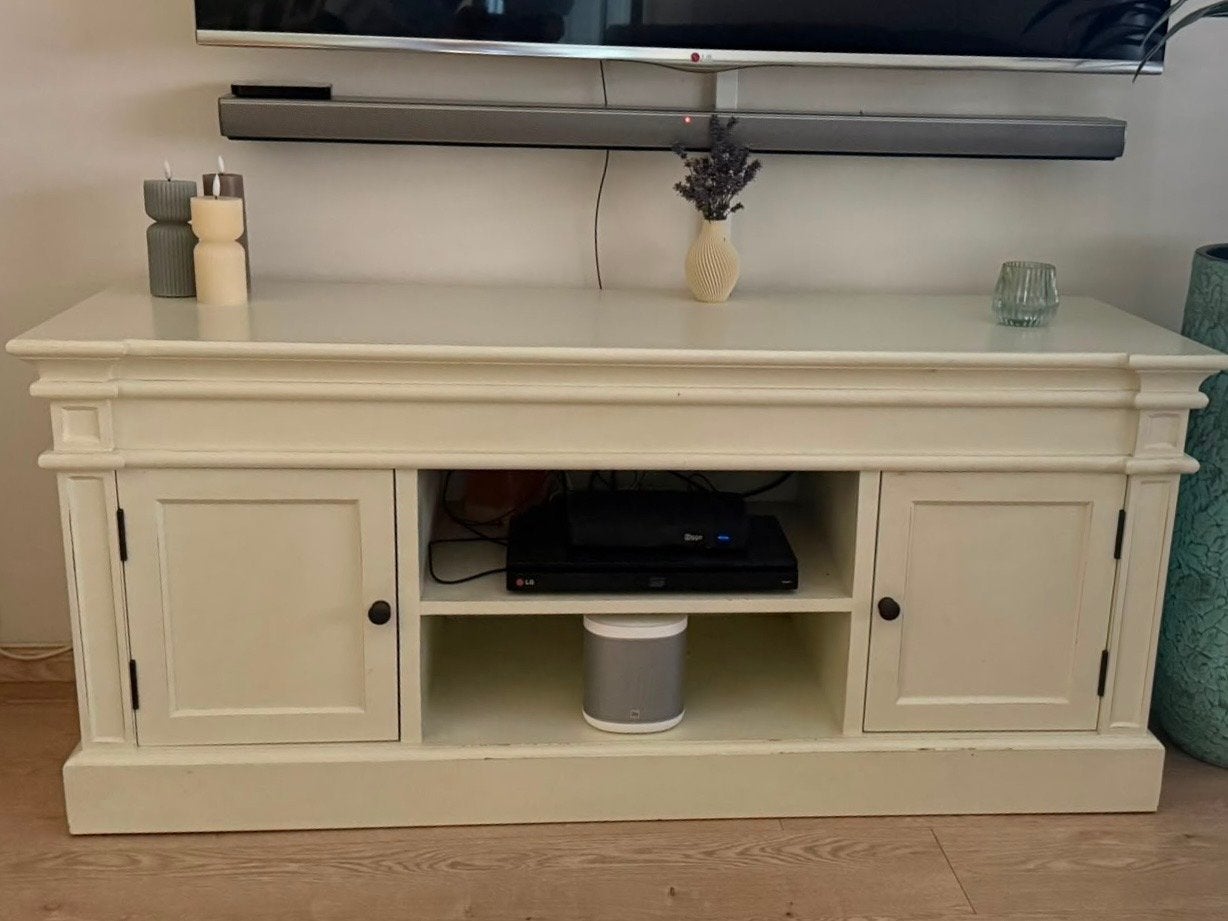 Prachtig massief houten TV-meubel crème (Landelijke stijl), Ophalen, 100 tot 150 cm, Zo goed als nieuw, Minder dan 100 cm