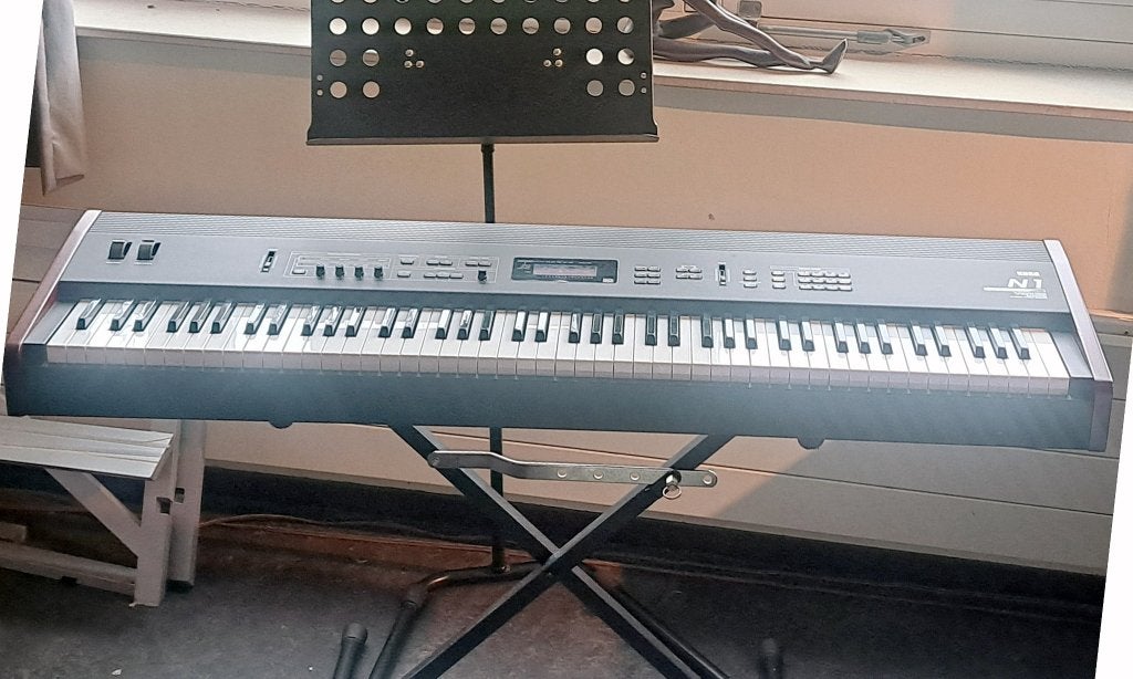 Korg N1 synthesizer + standaard – 88 toetsen – goede staat, Muziek en Instrumenten, Synthesizers, Ophalen, Gebruikt, 88 toetsen