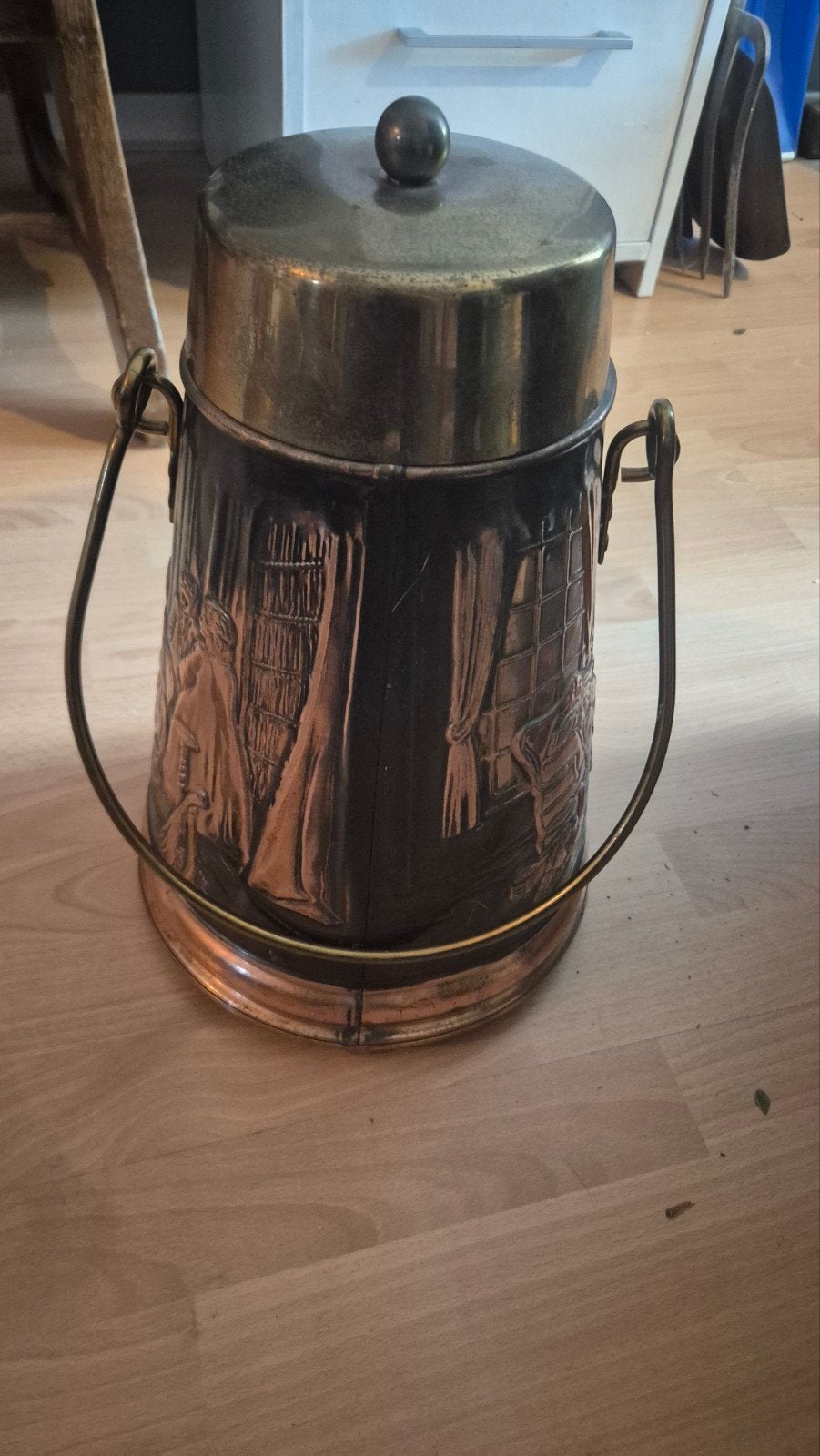 Antieke koperen en bronzen kolenemmer met reliëf, Ophalen of Verzenden, Koper