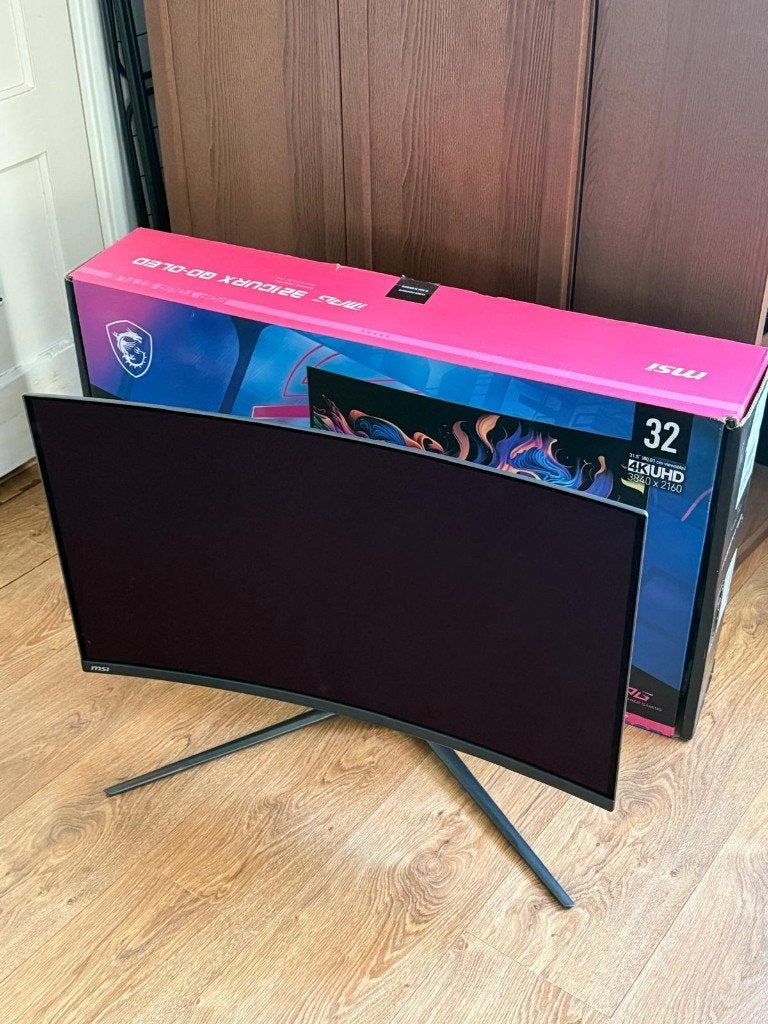Foto 2 van [NIEUW] MSI MPG 321CURX QD-OLED Zwart + Monitorarm