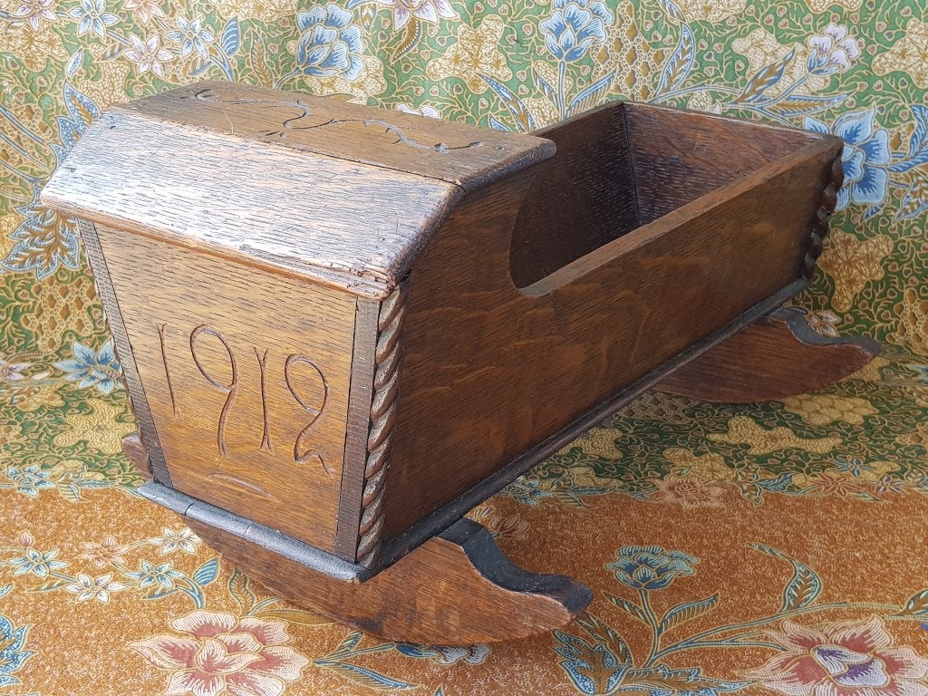 Antieke Engelse eikenhouten poppenwieg 45,5 cm. uit 1912., Ophalen of Verzenden