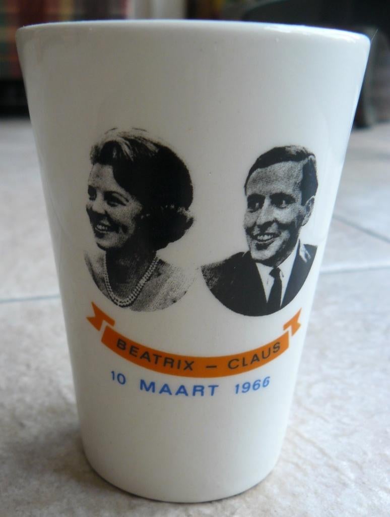 Beker tgv huwelijk prinses Beatrix en prins Claus, Verzamelen, Koninklijk Huis en Royalty, Ophalen of Verzenden, Nederland, Servies
