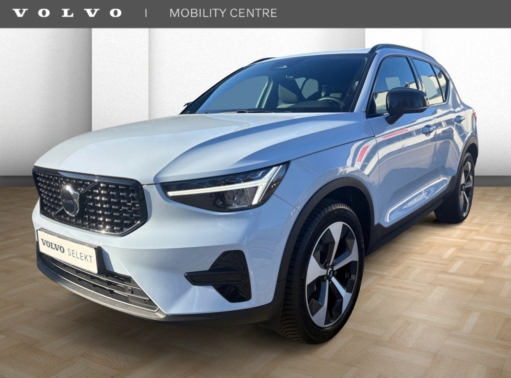 Volvo XC40 B4 Plus Dark | Trekhaak | Harman & Kardon Audio, Automatische klimaatregeling, Gebruikt, 4 cilinders, Blauw