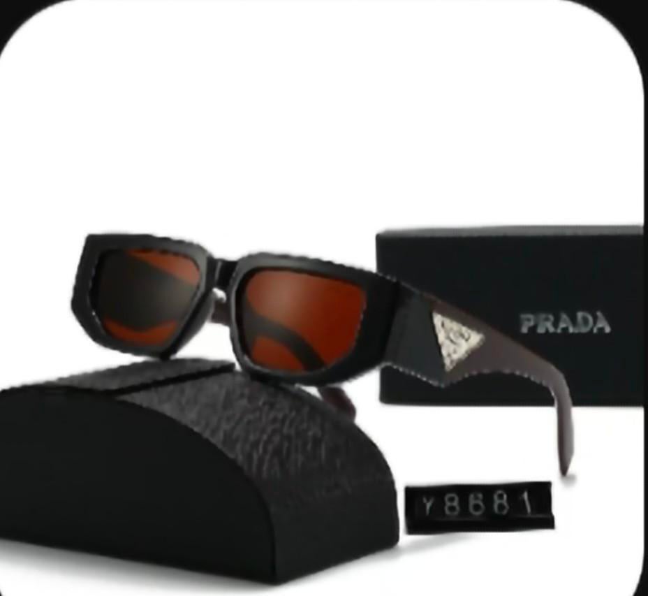 Nieuwe rechthoekige zonnebril van Prada in zwart met oranje, Ophalen of Verzenden, Nieuw, Zwart
