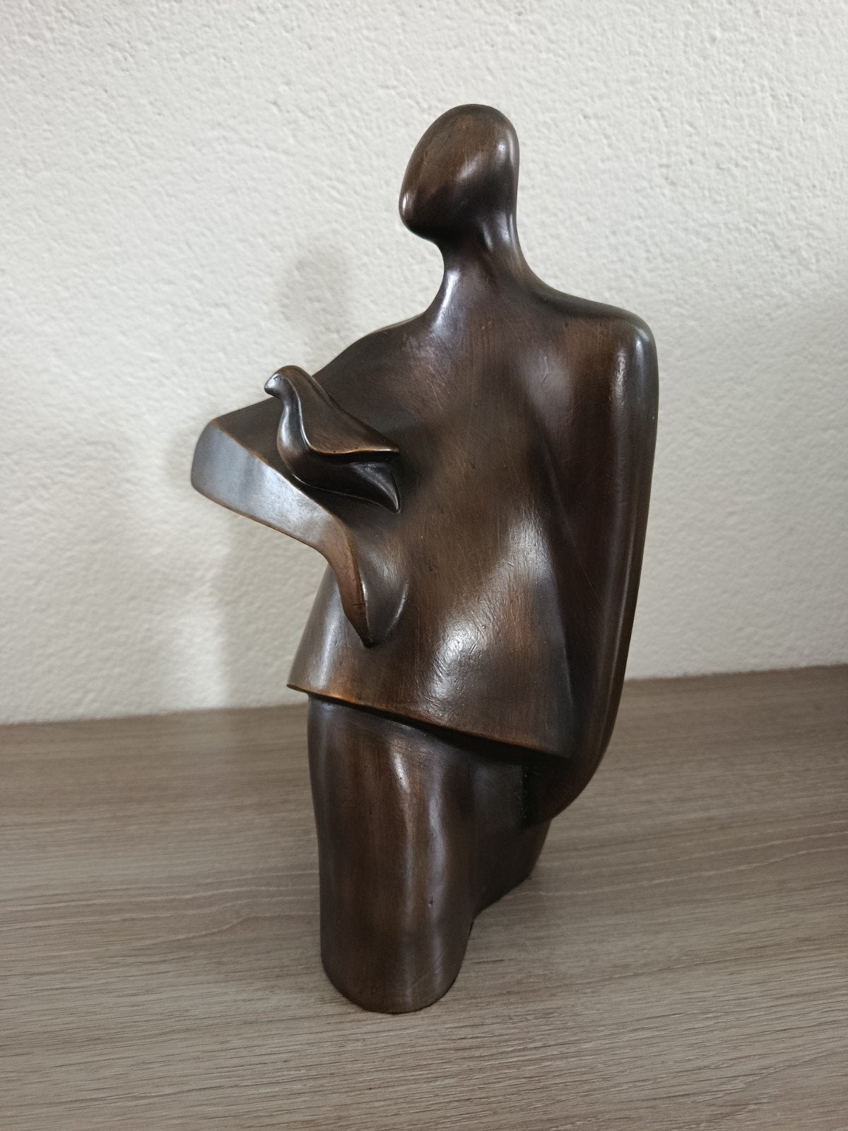 Bronzen beeld 'Vrouw met duif' - CRISTINA PUELL 28 cm, Antiek en Kunst, Gemerkt, Ophalen of Verzenden, Brons, 20 - 50 cm