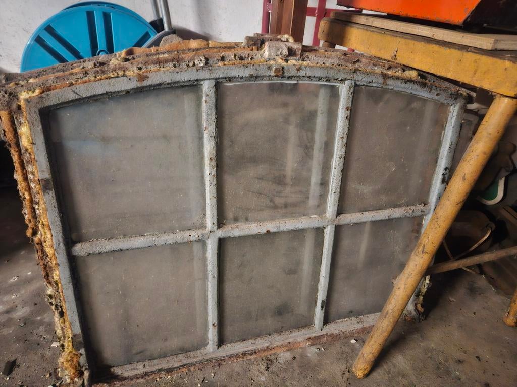 Oud gietijzeren raam met gebogen bovenkant, Gevelraam of Ruit, Gebruikt, 80 tot 120 cm, 80 tot 120 cm
