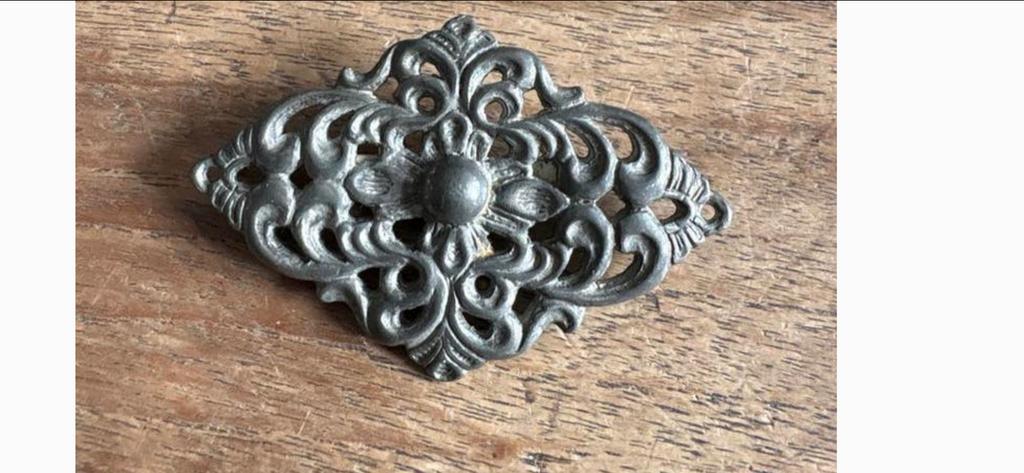Vintage Broche/Speld - Sierlijk Metaal, Sieraden, Tassen en Uiterlijk, Overige materialen, 4 tot 7 cm, Gebruikt, Ophalen of Verzenden