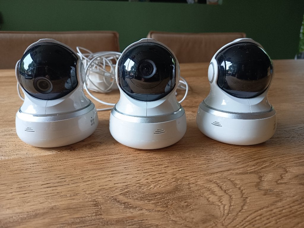 ALS NIEUW! - 3 beweegbare camera's met nachtzicht - EZVIZ, Ophalen of Verzenden, Zo goed als nieuw, Binnencamera