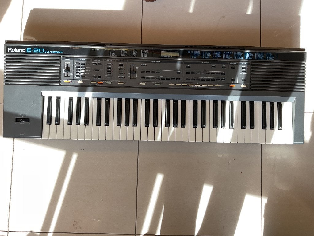 Roland E-20 Synthesizer - Knopje van bender weg,, Ophalen, Roland, Met midi-aansluiting, 61 toetsen