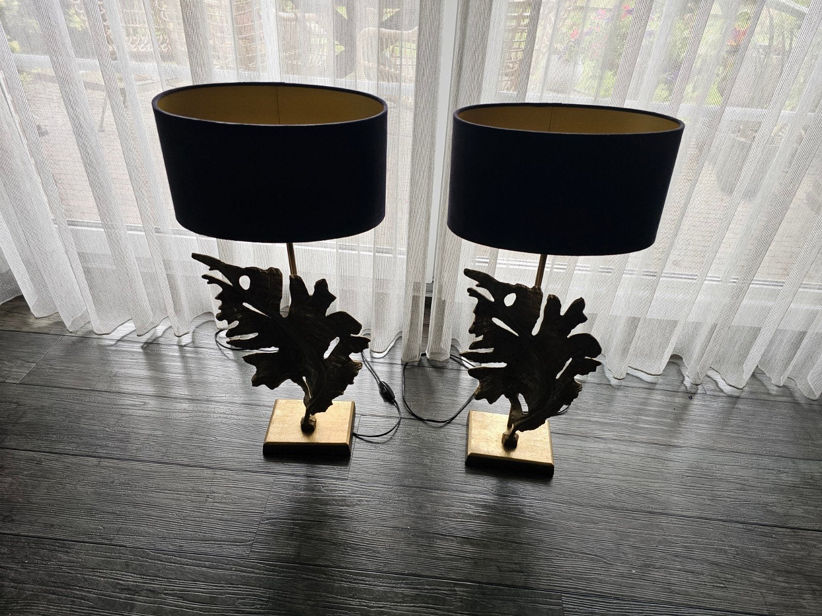 Set van 2 gouden tafellampen met bladmotief en zwarte kap, Ophalen, Goud, Met kap, Klassiek