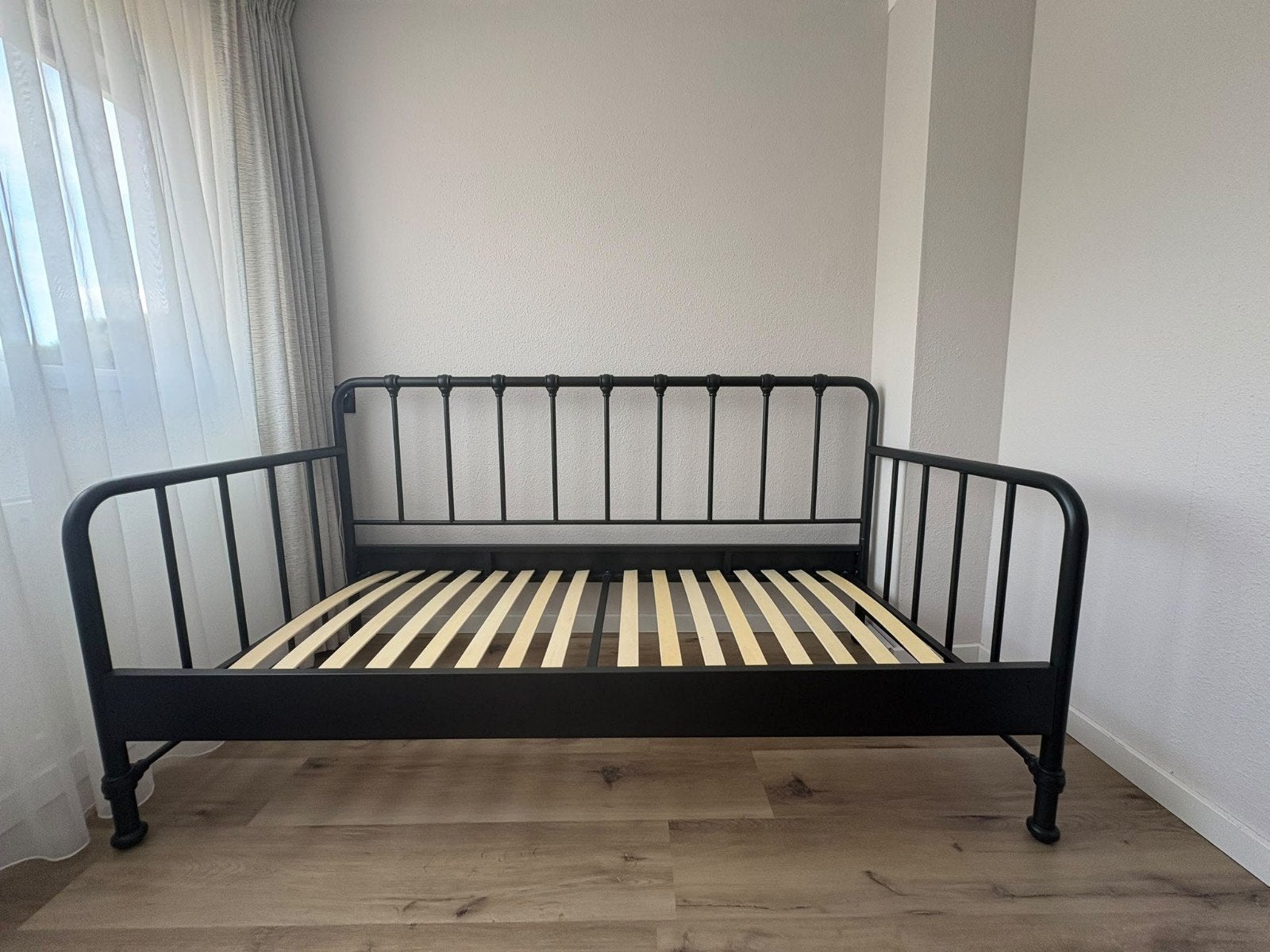 Vipack Stalen Bed 200x90 met Lattenbodem, Ophalen, 85 tot 100 cm, Zo goed als nieuw, Lattenbodem