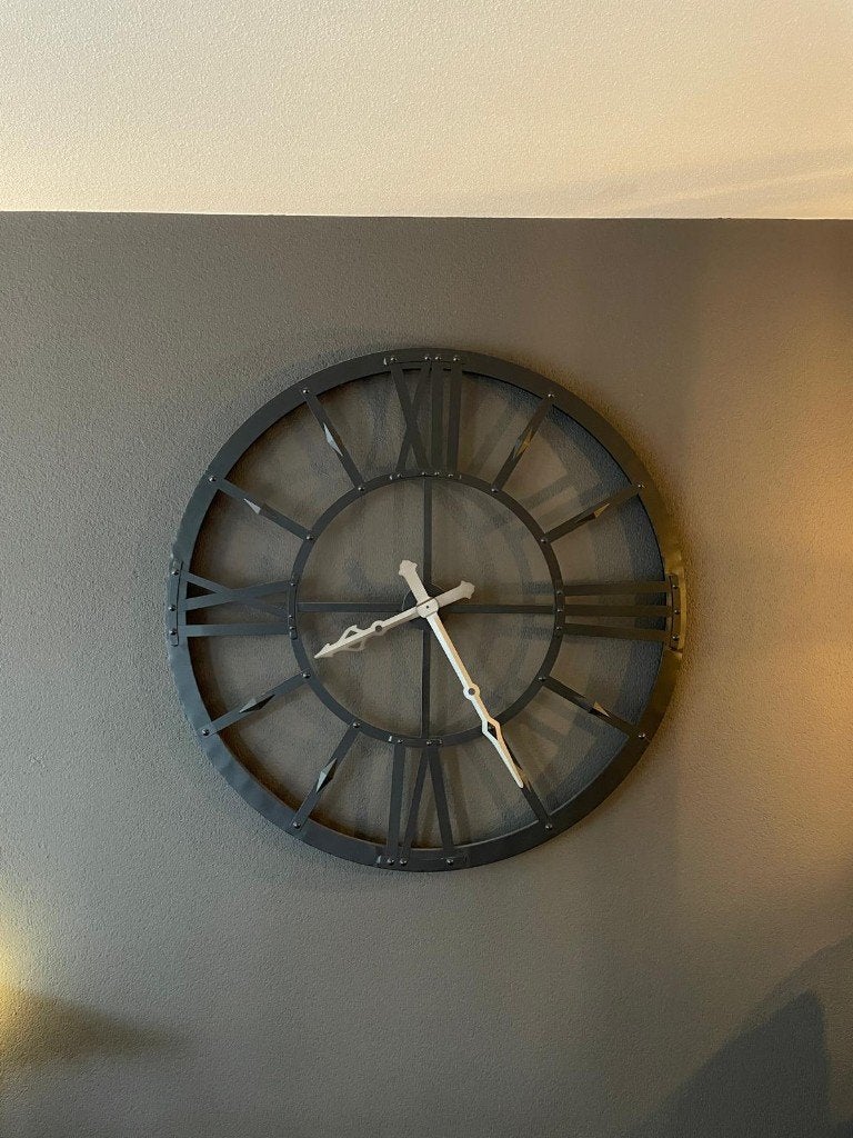 Grote Industriële Wandklok Zwart Metaal 120 cm, Ophalen, Zo goed als nieuw, Wandklok