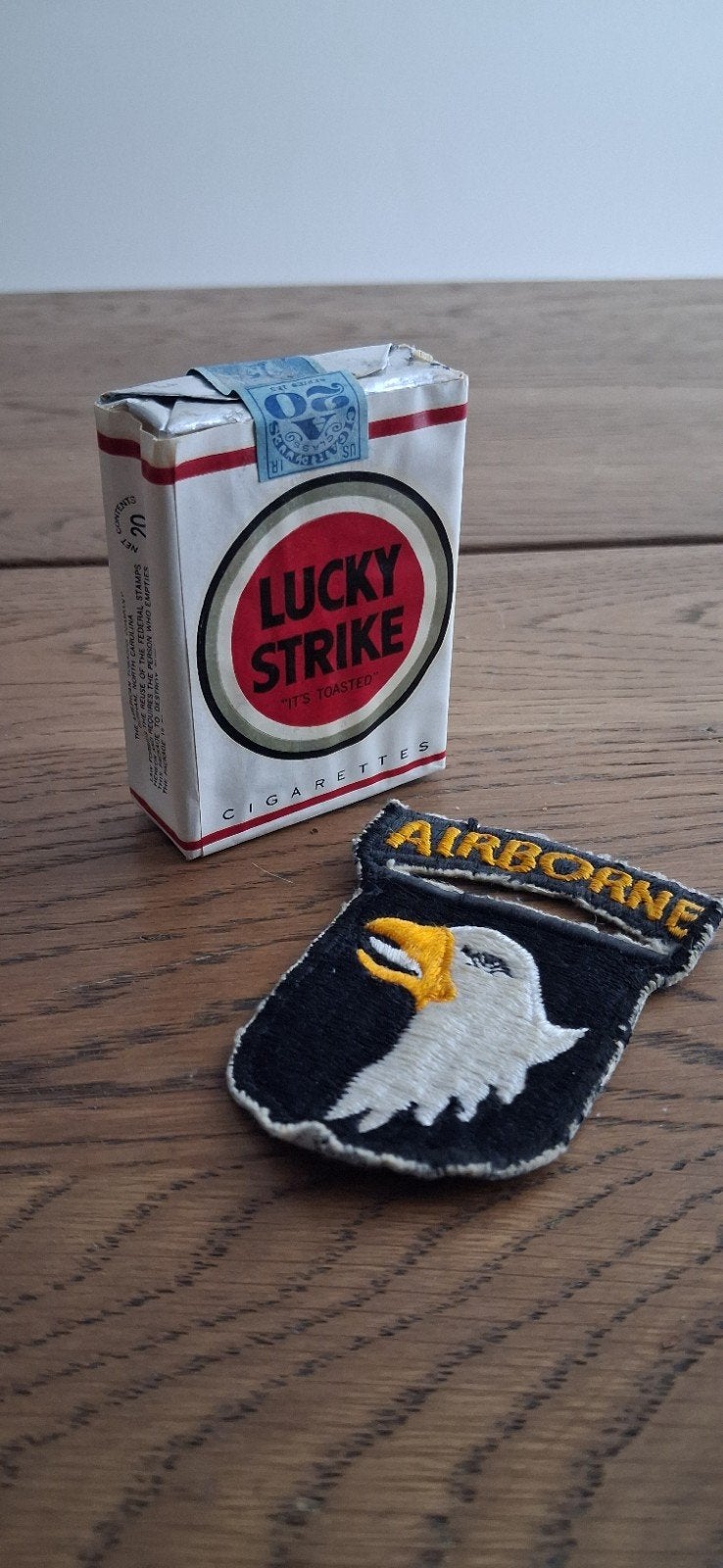 WO2 Lucky Strike en Airborne embleem, Verzamelen, Ophalen of Verzenden, Landmacht, Amerika, Overige typen