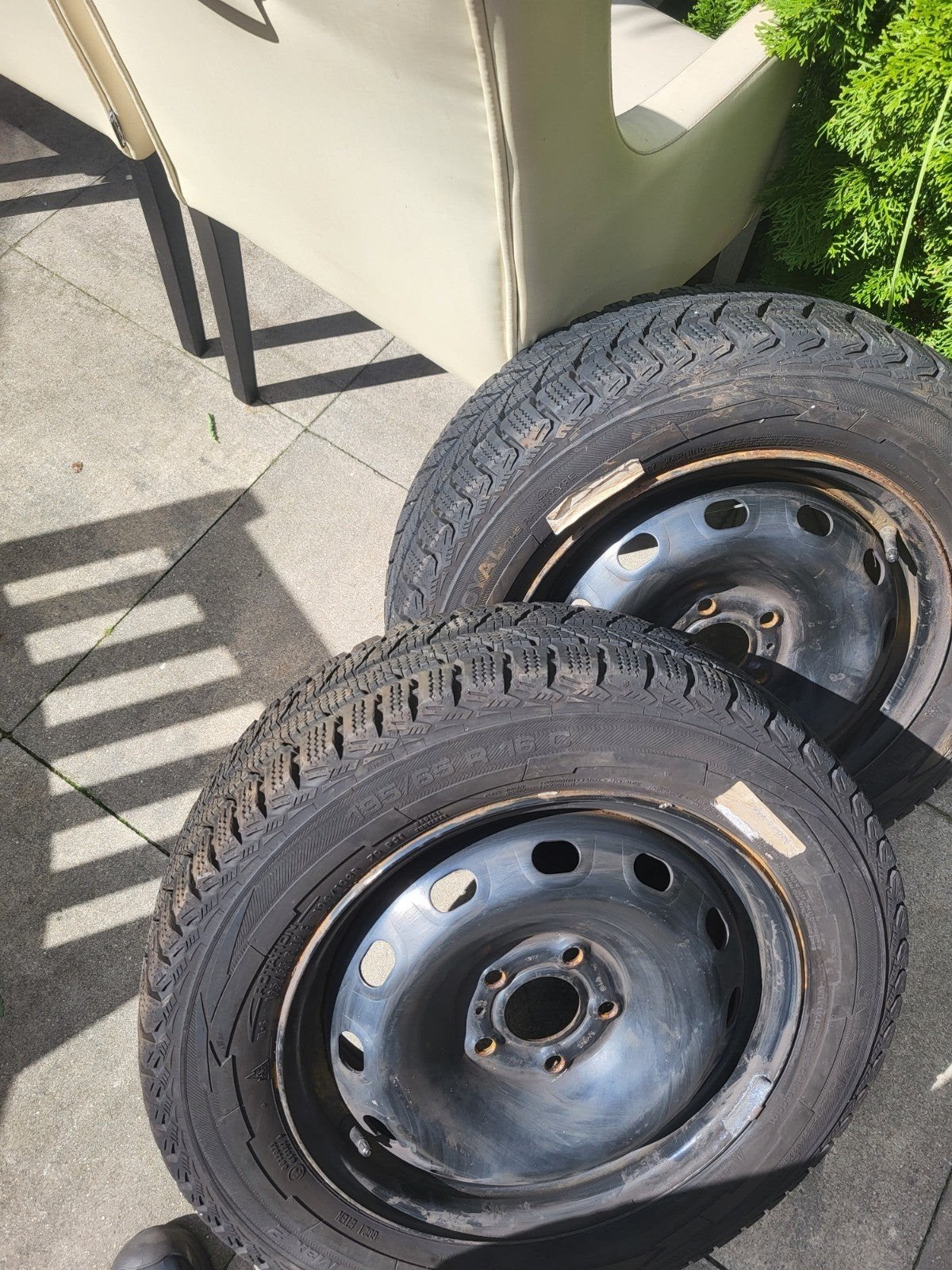 Winterbanden met velgen en wieldoppen - 195/65 R15, Ophalen, Gebruikt, 15 inch, Banden en Velgen