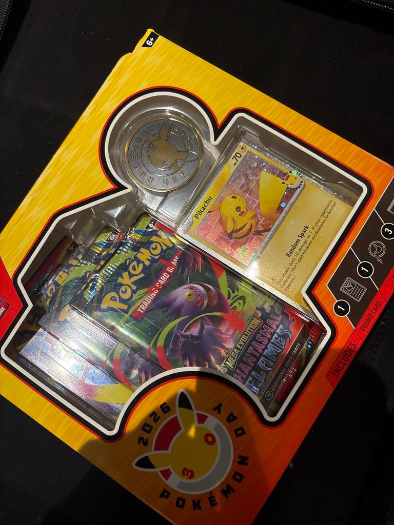Pokémon Day 2026 Pikachu doos, Ophalen of Verzenden, Nieuw, Overige typen, Foil